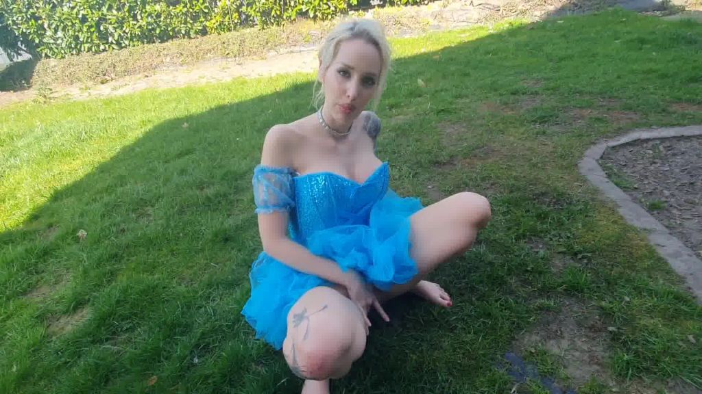 sexy foto nr. 10 von Auch Prinzessinen müssen mal abpissen!