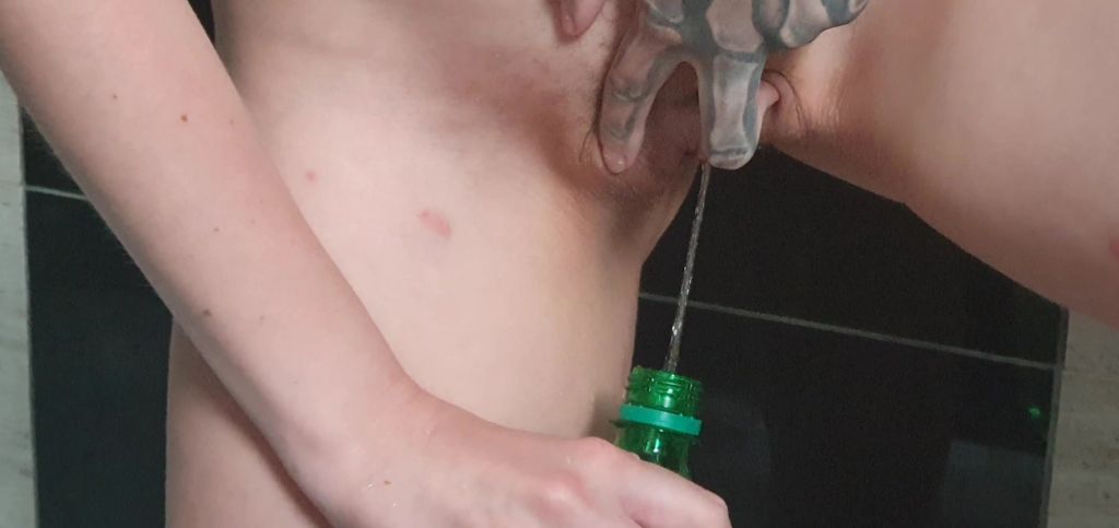 sexy foto nr. 9 von Herrin In die Flasche abgepisst für den Sklaven