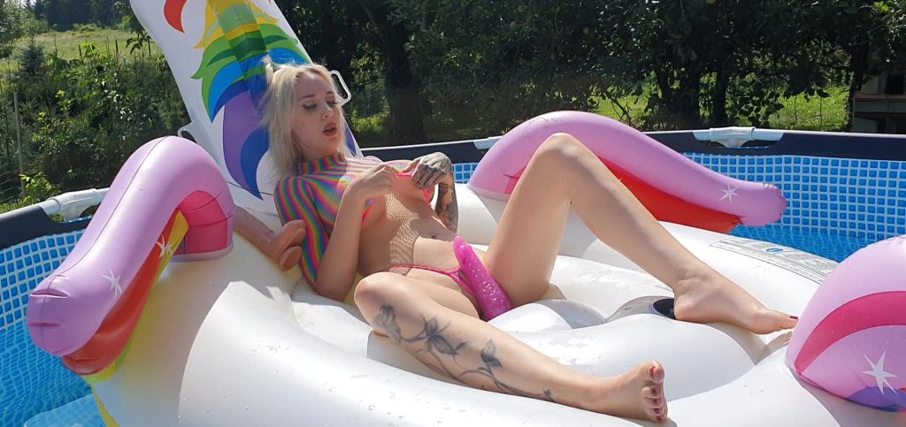 sexy foto nr. 2 von XXL Dildofick Rainbow Outdoor im pool