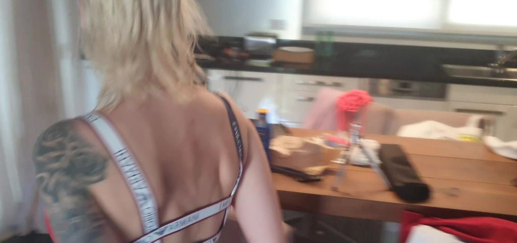 sexy foto nr. 4 von Ich pisse in die Küche Stiefbruder lässt mich nicht ins Bad