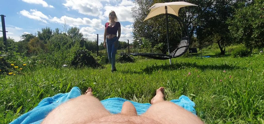sexy foto nr. 1 von Schwanz abgelutscht von Fremdem auf der Wiese