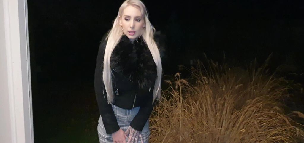 sexy foto nr. 1 von Abgepisst outdoor in lack heels es dampft
