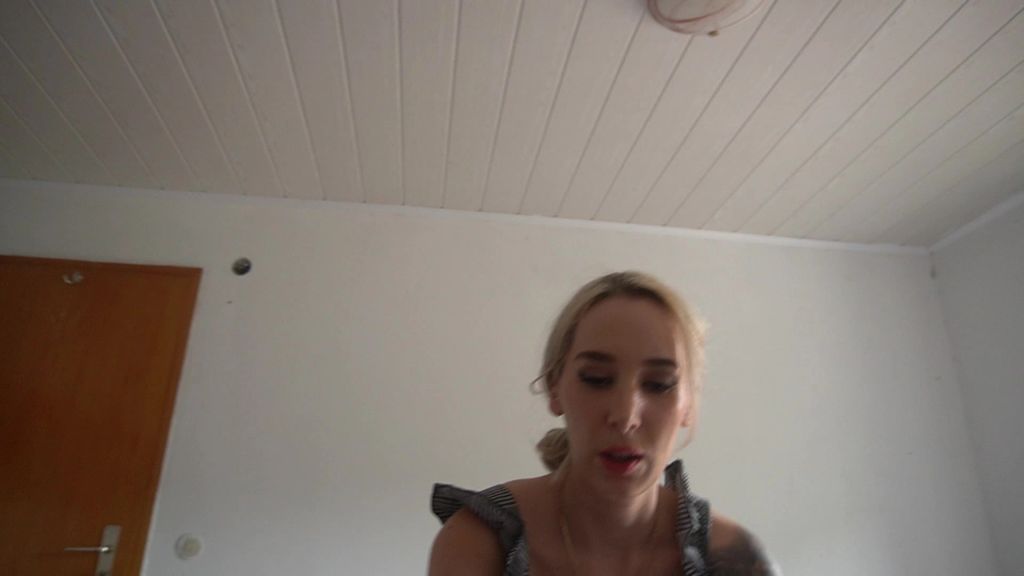 sexy foto nr. 3 von Stiefmama hilft ihrem Jungen beim wichsen dirty talk handjob