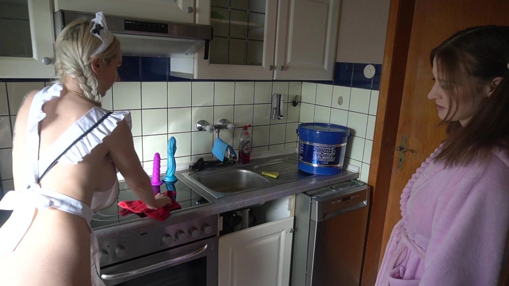 sexy foto nr. 2 von Die heiße Köchin wird von der Hausherrin gefickt