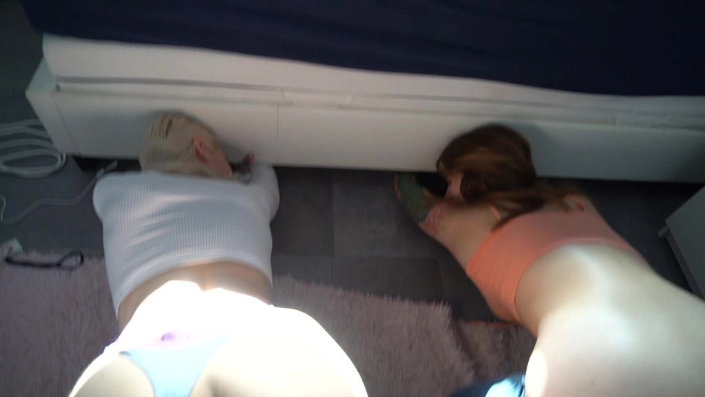 sexy foto nr. 7 von Stiefschwestern unterm bett eingklemmt abgefickt dreist ausg
