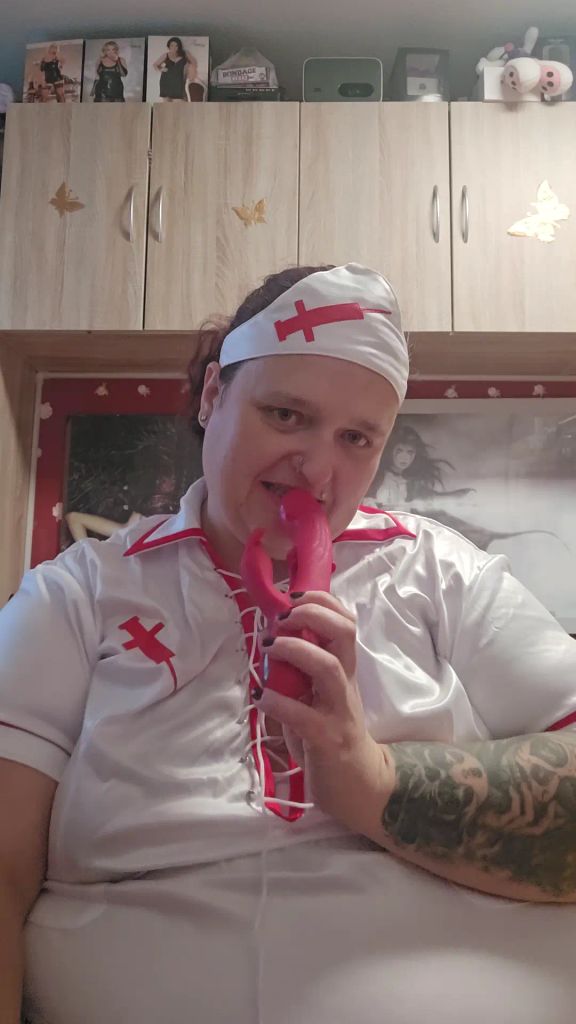 sexy foto nr. 2 von Verspielte Momente im Krankenschwester-Outfit