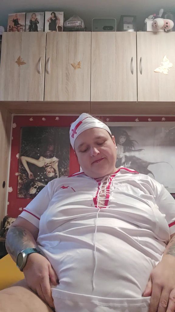 sexy foto nr. 4 von Verspielte Momente im Krankenschwester-Outfit