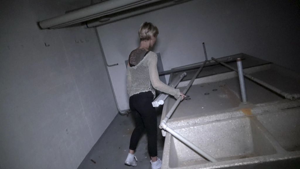 sexy foto nr. 3 von NIEMAND WIRD DICH FINDEN! Skinny-Blondine in Keller verschle