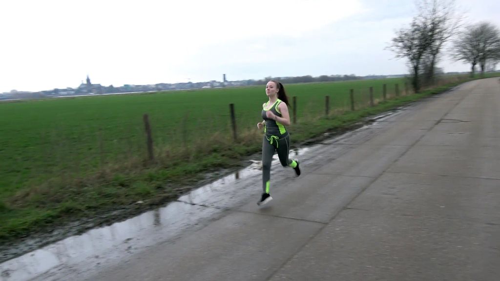 sexy foto nr. 1 von FRÜHREIFE JUNGFOTZE Teeny-Creampie beim Outdoorfick