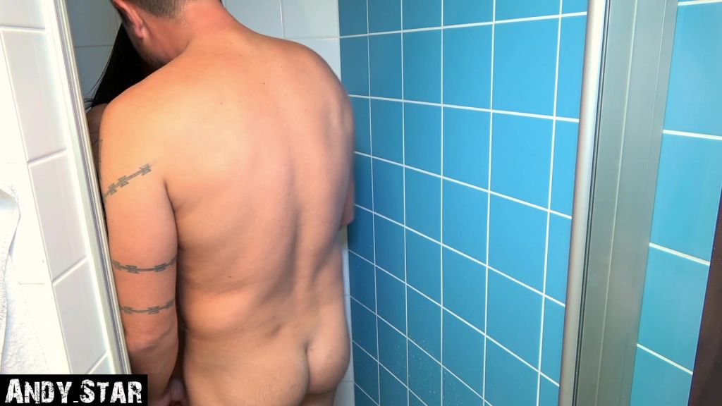 sexy foto nr. 2 von Erster Versuch...Piss mir auf den Schwanz! UNCUT!