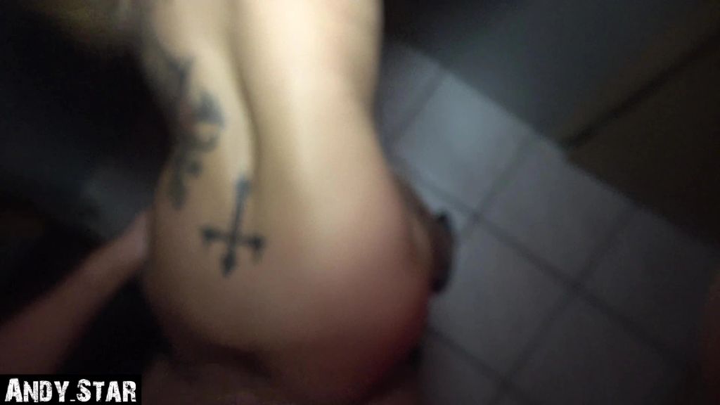 sexy foto nr. 7 von Gloryhole Extrem Freundin lutscht fremde Schwänze