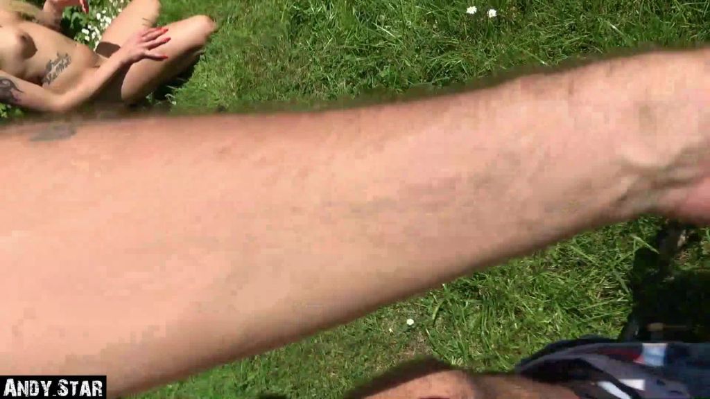 sexy foto nr. 8 von SKINNY BLONDINE IM PARK GEFICKT