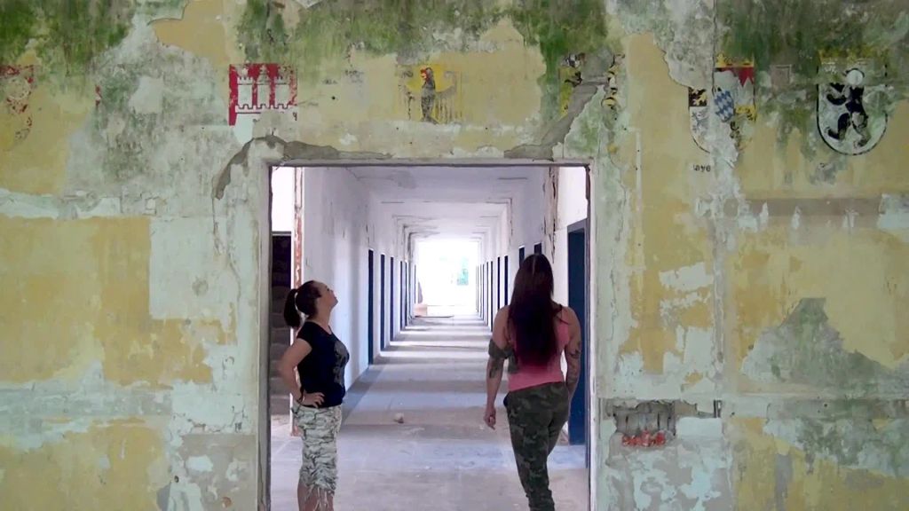 sexy foto nr. 1 von DREIERFICK IN LOST PLACE KASERNE 2 MILFS WOLLEN SPERMA