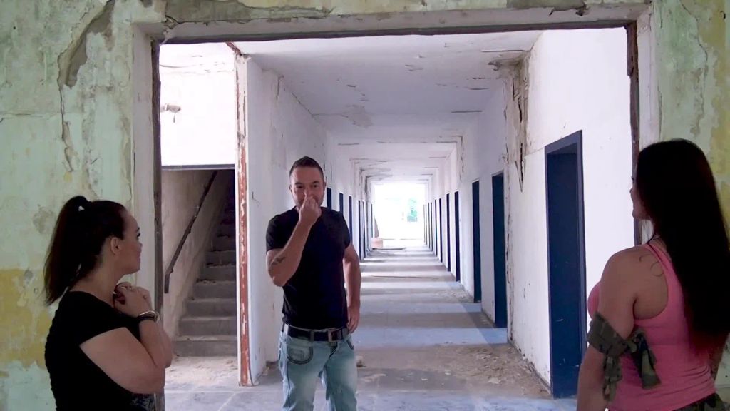 sexy foto nr. 2 von DREIERFICK IN LOST PLACE KASERNE 2 MILFS WOLLEN SPERMA