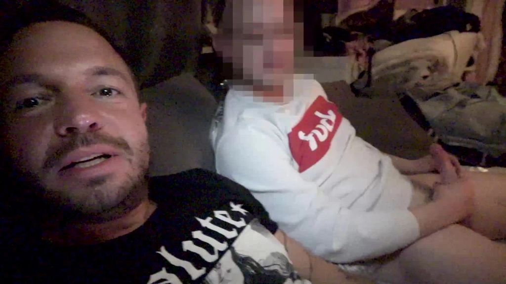 sexy foto nr. 1 von DOPPELTER BLOWJOB 2 SCHWÄNZE SPRITZEN IHR INS MAUL