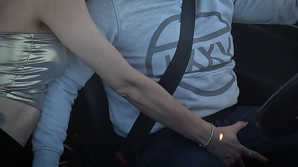 sexy foto nr. 1 von HOCH DEN ROCK REIN DEN STOCK ! Auto-Sex mit Skinny-Teen Madi