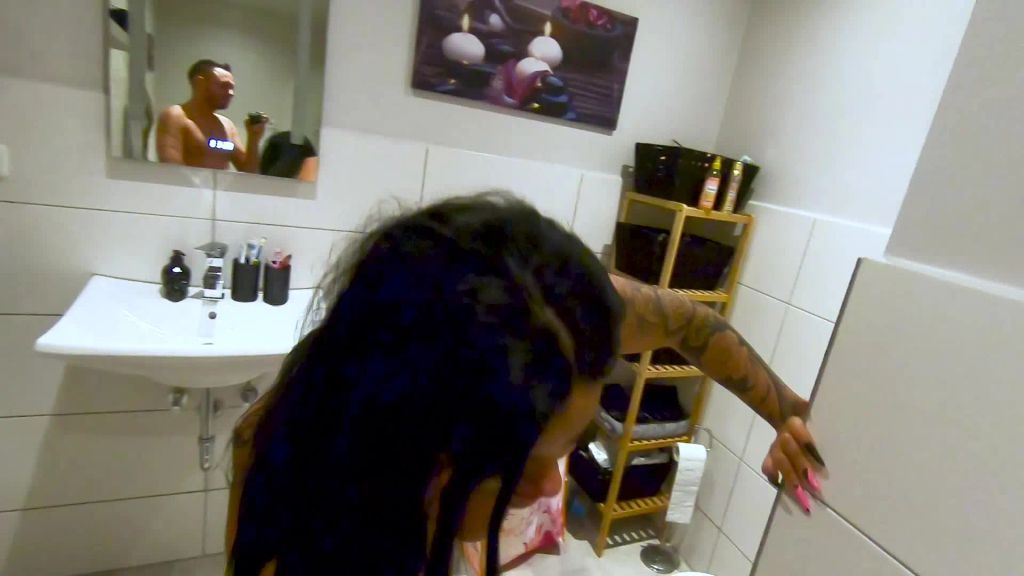 PRIVATES DUSCHVIDEO MIT ASHLEY CUMSTAR NACH EINER PARTY