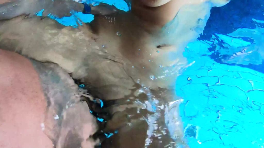 sexy foto nr. 8 von RISKANT!!! HEIMLICHER SCHWIMMBAD-FICK MIT LARA