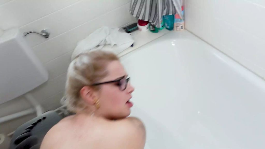 KLASSENKAMERADIN AO IM BADEZIMMER GEFICKT CUMSHOT INS MAUL