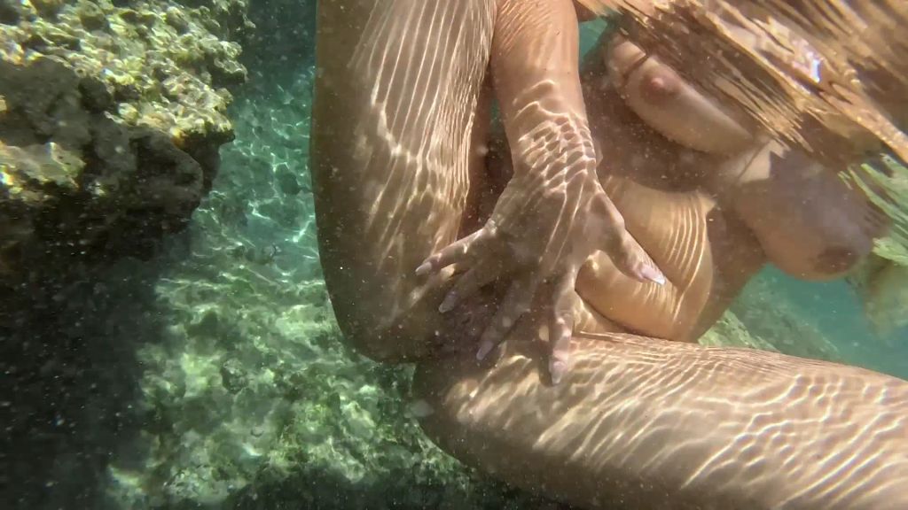 sexy foto nr. 2 von DIE NICHT-MEERJUNGFRAU Big-Ass Teen Lina abgefickt im Urlaub