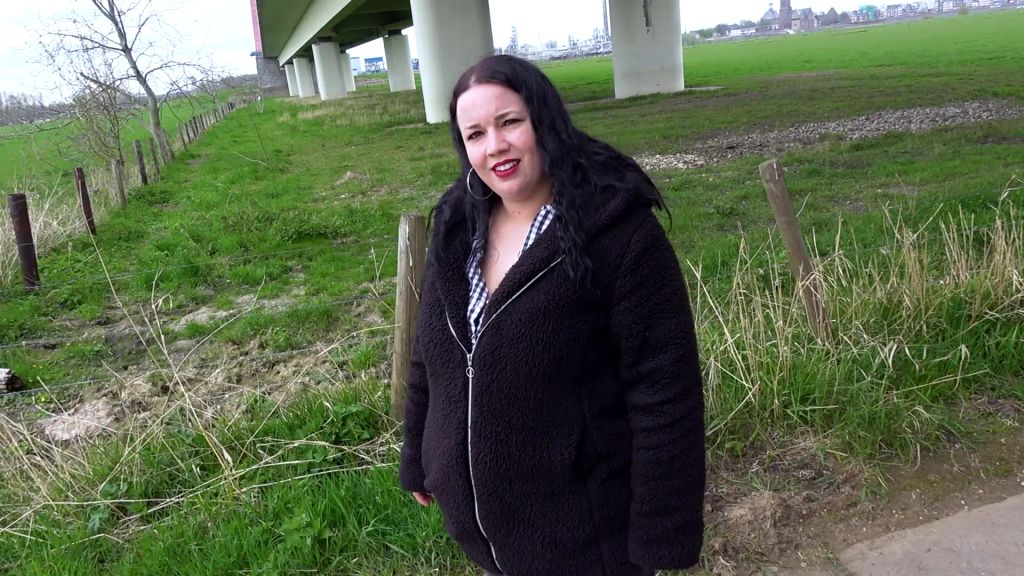 sexy foto nr. 1 von OUTDOOR-SEX mit molliger FREILUFT-FOTZE | Lessly