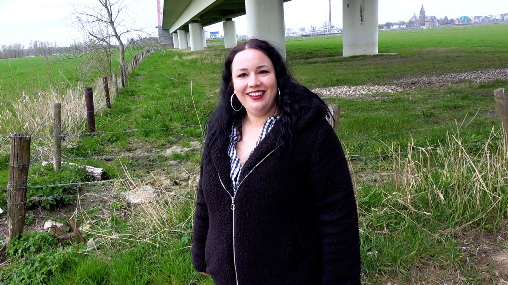 sexy foto nr. 8 von OUTDOOR-SEX mit molliger FREILUFT-FOTZE | Lessly