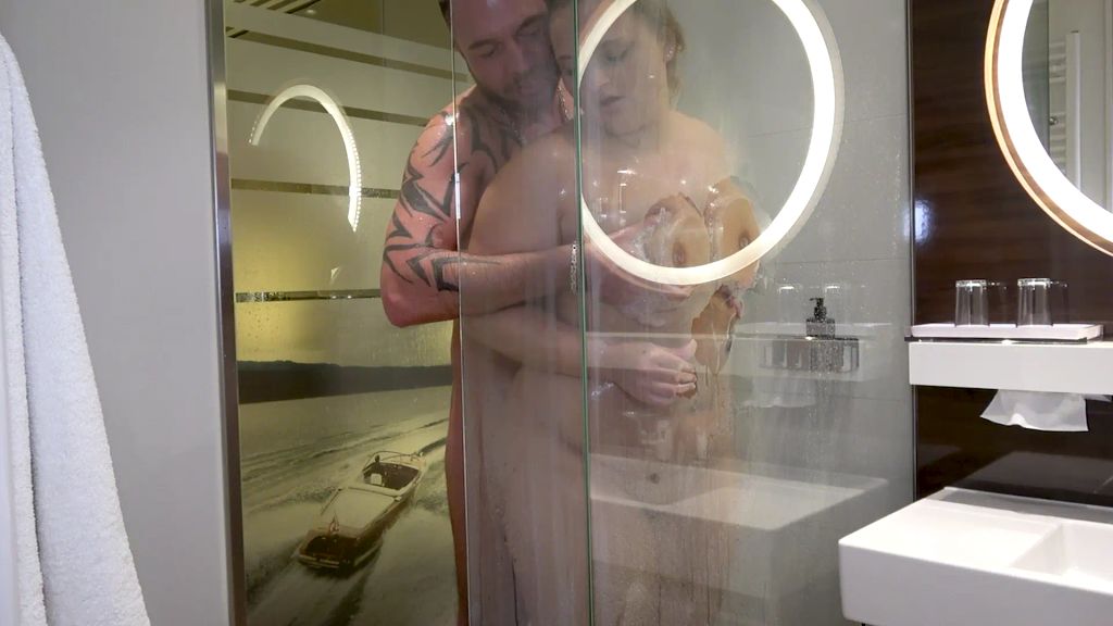 sexy foto nr. 8 von TEENY PISS-FOTZE | Duschen nach dem Toiletten-Sex