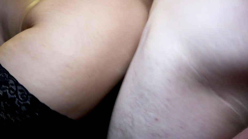 sexy foto nr. 4 von KNEIPEN-SCHLAMPEN GANGBANG | Lia im Schluckmodus!