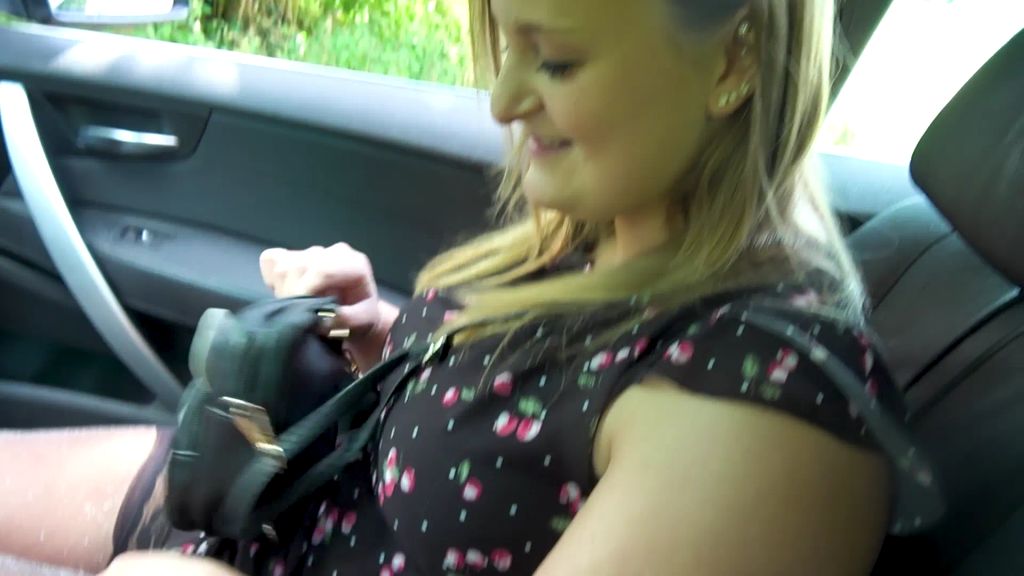 Vorschaubild 2 zum Video „BIG-ASS TEEN LINA - Auto-Sex mit Creampie“