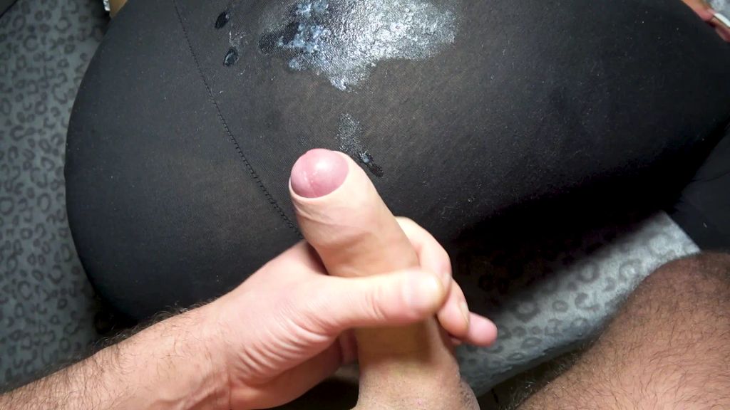 Vorschaubild 5 zum Video „FICKVERBOT ! SPRITZ AUF MEINE LEGGINGS - Big-Ass Teen Melina“