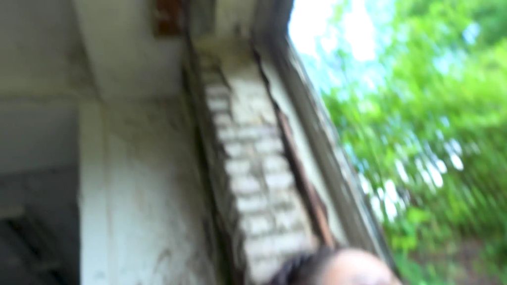 Vorschaubild 5 zum Video „MILF im Lost Place - Blowjob, Doggy & Creampie bis sie überl“