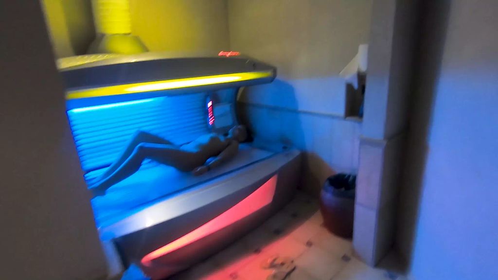 POV-FOOTJOB | MÄDCHEN ALLEINE IM SOLARIUM
