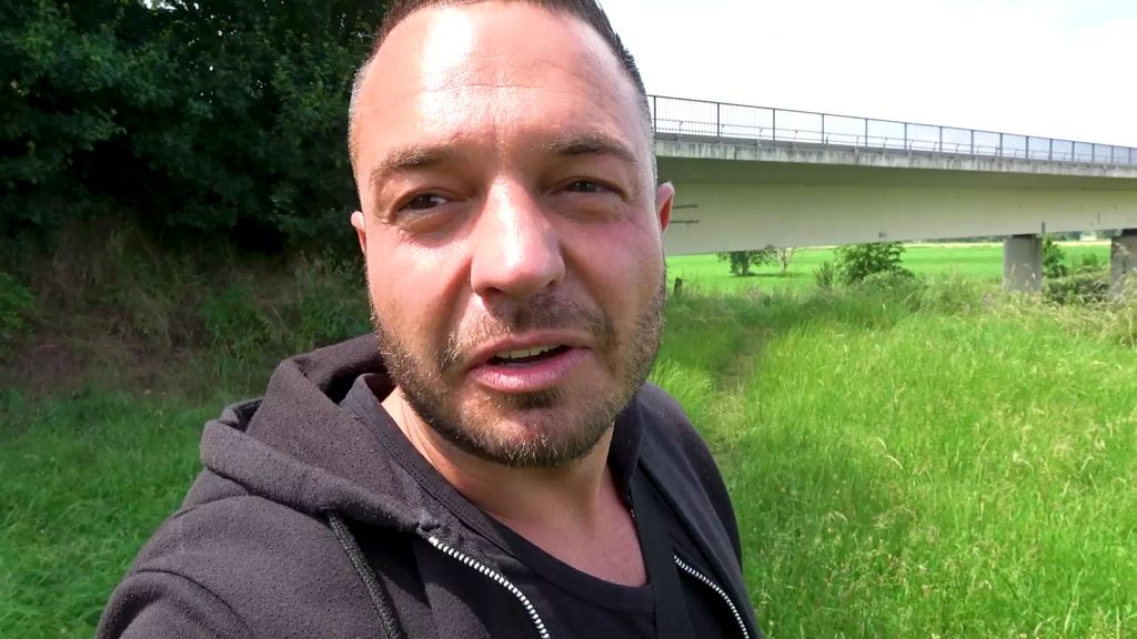 sexy foto nr. 1 von MIESE TOUR!!! NAIV UND UNSCHULDIG POV-BLOWJOB OUTDOOR