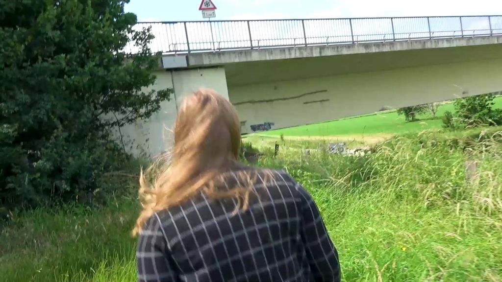 sexy foto nr. 2 von MIESE TOUR!!! NAIV UND UNSCHULDIG POV-BLOWJOB OUTDOOR