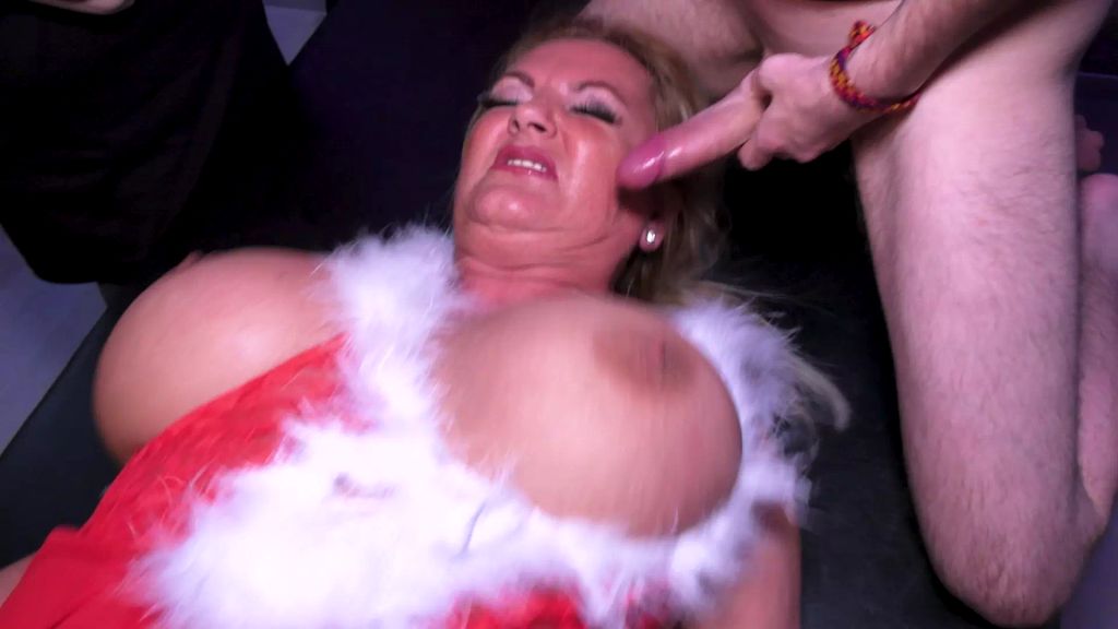 sexy foto nr. 7 von DEUTSCHLANDS VERHURTESTE WEIHNACHTS-SCHLAMPE GANGBANG CREAMP