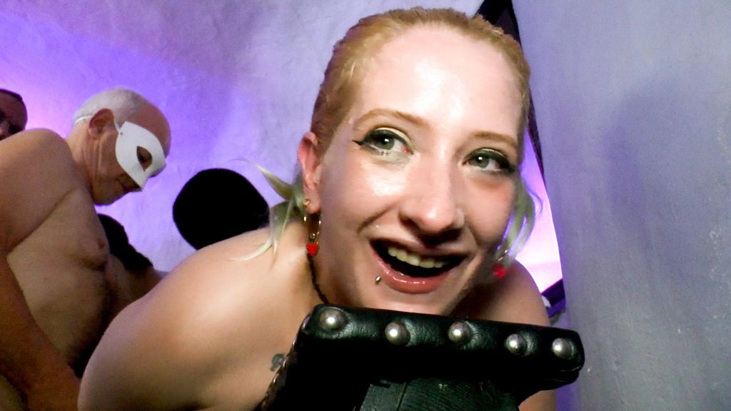 sexy foto nr. 9 von GRUPPENLOCH!!! Hier spritzt jeder rein...
