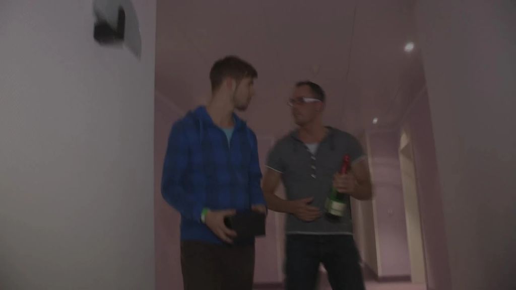 sexy foto nr. 1 von Brutal-GEFISTET und gleichzeitig Anal gefickt!