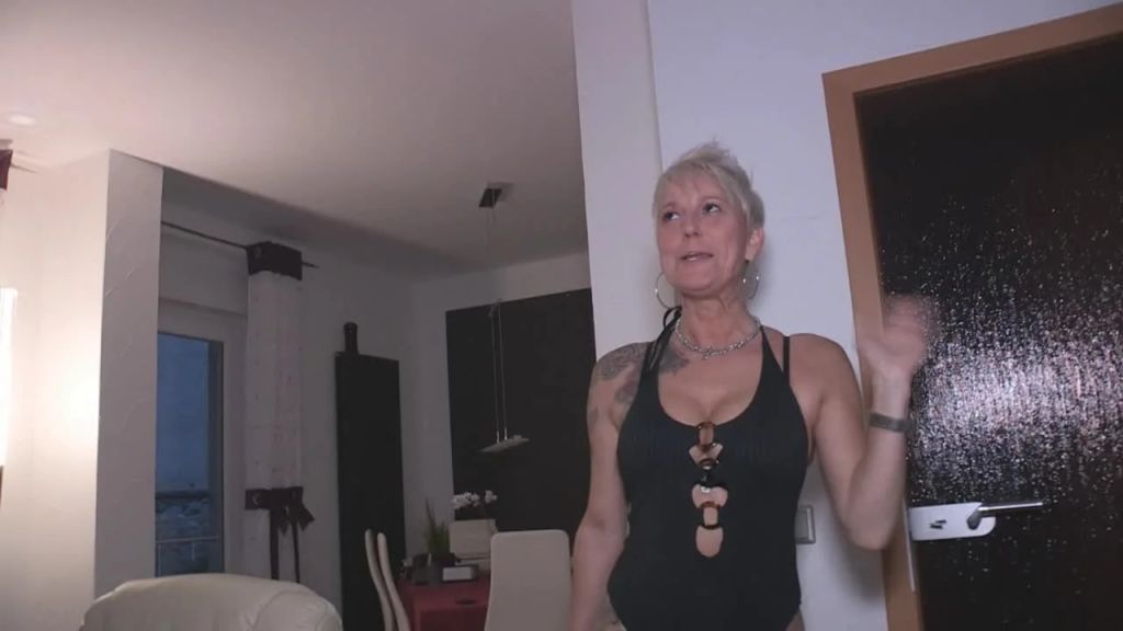 sexy foto nr. 1 von Schamlose geile Milf macht es sich selbst !