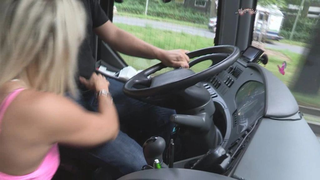 sexy foto nr. 2 von Dreist ! Öffentlicher Bus ! Fahrer verführt !