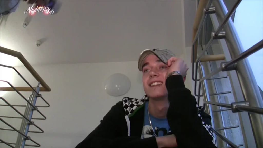 Nico (19) mit Mega-Pimmel verführt- endet mit Monstercumshot