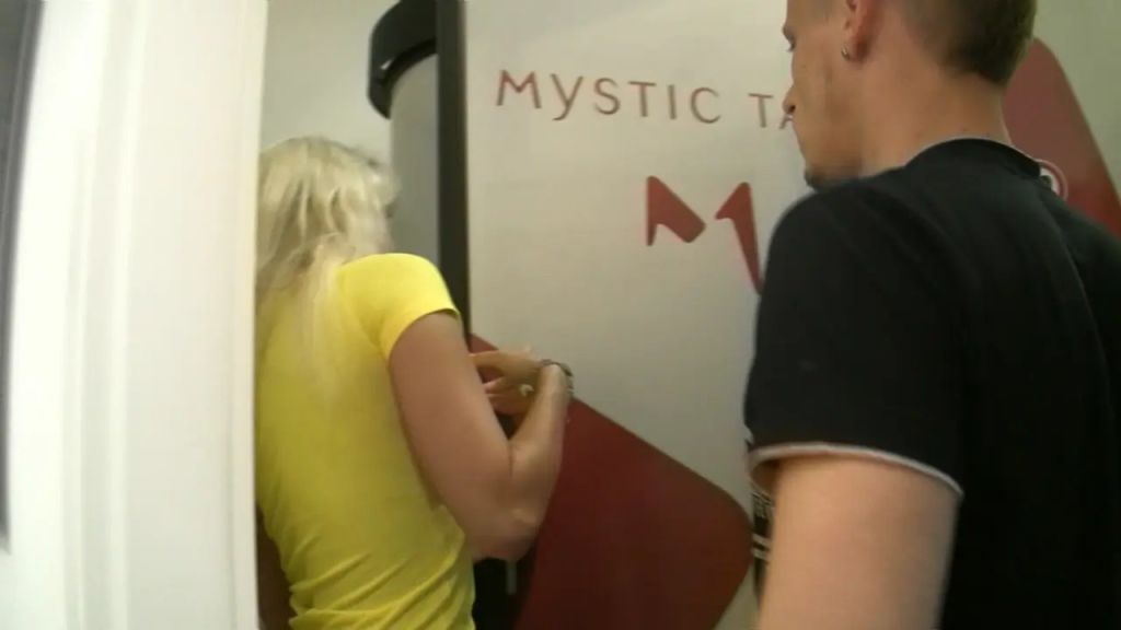 sexy foto nr. 1 von mitten im Salon - jungen dicken Prachtschwanz entsaftet!