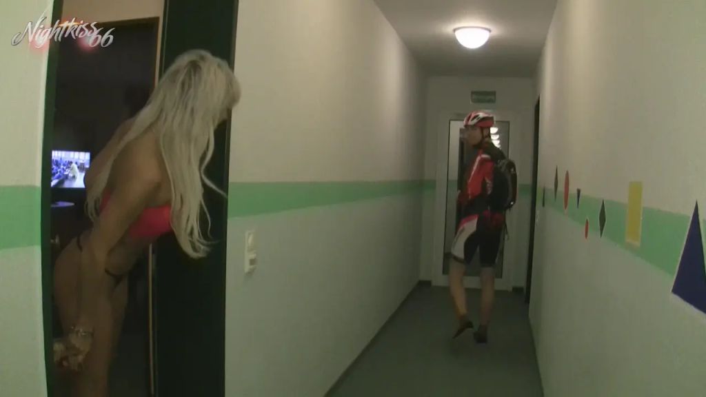 sexy foto nr. 2 von Fahrradkurier(20) mit 23cm Prügel zum Sex überredet!