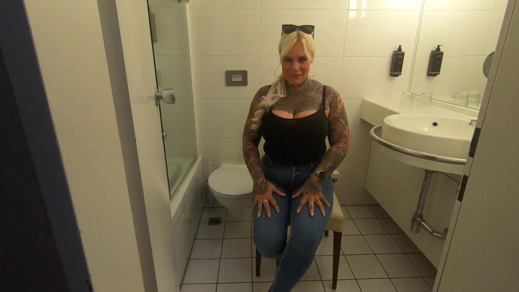 sexy foto nr. 1 von USER FILMT ALLES IN DIE JEANS GEPISST live im Hotelzimmer in