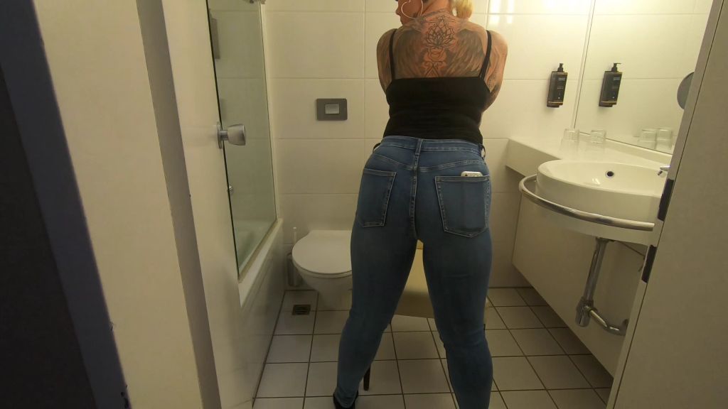 sexy foto nr. 3 von USER FILMT ALLES IN DIE JEANS GEPISST live im Hotelzimmer in