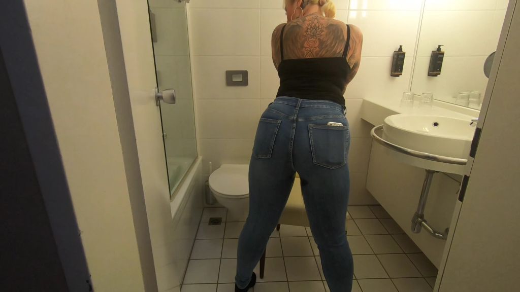 sexy foto nr. 4 von USER FILMT ALLES IN DIE JEANS GEPISST live im Hotelzimmer in