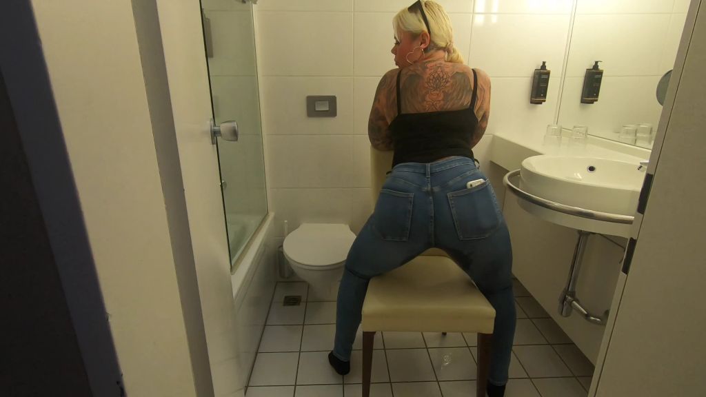 sexy foto nr. 5 von USER FILMT ALLES IN DIE JEANS GEPISST live im Hotelzimmer in