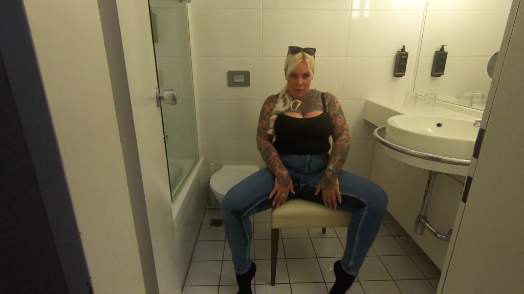sexy foto nr. 6 von USER FILMT ALLES IN DIE JEANS GEPISST live im Hotelzimmer in