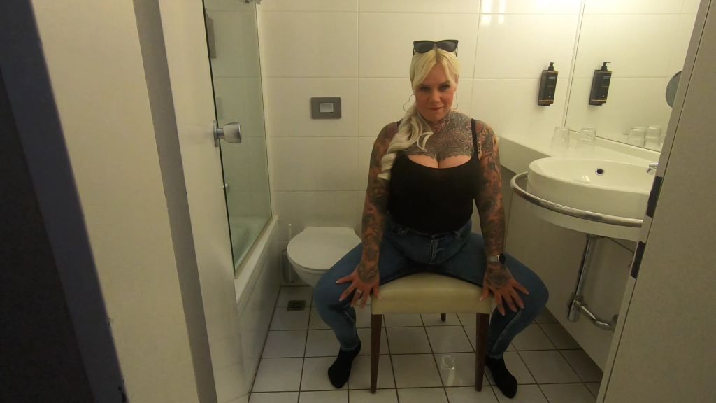 sexy foto nr. 7 von USER FILMT ALLES IN DIE JEANS GEPISST live im Hotelzimmer in