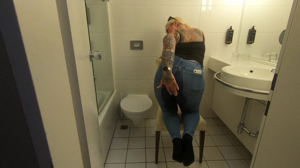 sexy foto nr. 8 von USER FILMT ALLES IN DIE JEANS GEPISST live im Hotelzimmer in