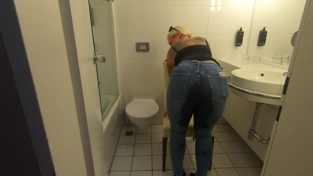 sexy foto nr. 9 von USER FILMT ALLES IN DIE JEANS GEPISST live im Hotelzimmer in